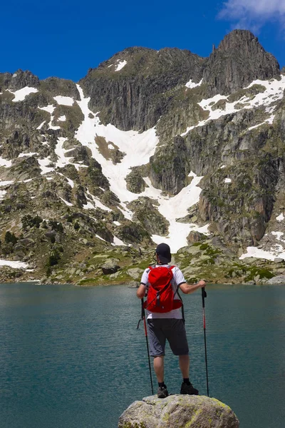 Adam Pyrenees dağlarda bir gölde. Aiguestortes ve Estany de Sant Maurici Milli Parkı, İspanya