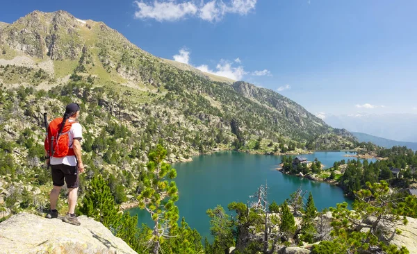 Man Walking Mountains Estany Tort Refuge Blanc Aiguestortes National Park — Stock Photo, Image