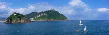 San Sebastian, Guipuzcoa / Guipuzcoa / İspanya - 10 Temmuz: Yelkenli Island Santa Clara, San Sebastian şehri, Bask Ülkesi ile La Concha Körfezi içinde