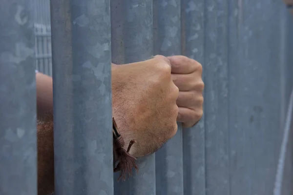 Κοντινό Πλάνο Του Χάλυβα Κλουβί Φυλακή Και Χέρι Του Φυλακισμένου — Φωτογραφία Αρχείου