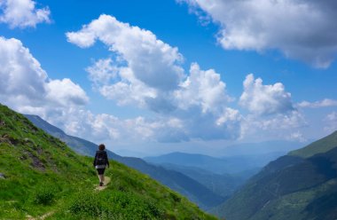 Aiguestortes, İspanya/İspanya - Temmuz 02: İspanya dağlarda Aiguestortes Milli Parkı arasında bir yolda yürüyen kadın
