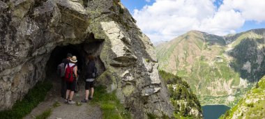 Aiguestortes, İspanya / İspanya, 2 Temmuz: yürüyüşçü bir tünelden geçerken yolda Carrilet, Aiguestortes Milli Parkı