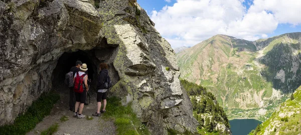 Aiguestortes, İspanya / İspanya, 2 Temmuz: yürüyüşçü bir tünelden geçerken yolda Carrilet, Aiguestortes Milli Parkı