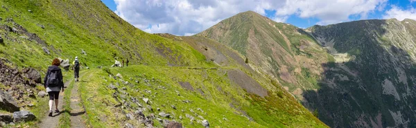 Aiguestortes, İspanya / İspanya, 2 Temmuz: yolda Carrilet, Aiguestortes Milli Parkı geçen yürüyüşçü