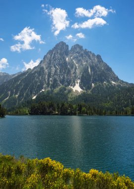 Göl Pyrenees dağlarda. Aiguestortes ve Estany de Sant Maurici Milli Parkı, İspanya