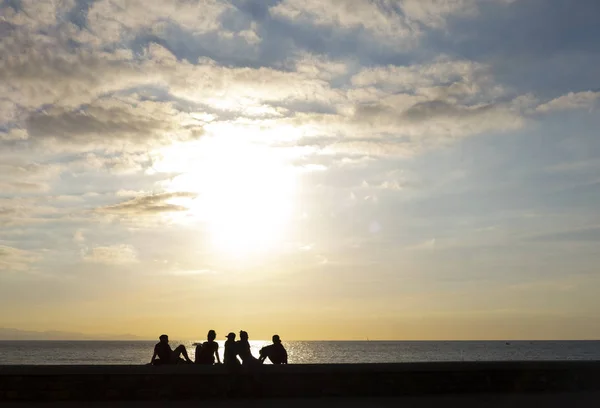 San Sebastian Guipucoa Spanien Augusti 2018 Unga Människor Titta Solnedgången — Stockfoto