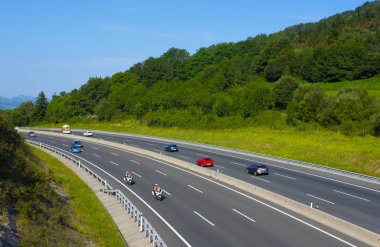 San Sebastian, Guipucoa/İspanya - 12 Ağustos 2018: San Sebastian, İspanya şehir karayolu üzerinde sürüş polis devriye