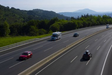 Şehir San Sebastian, İspanya otoyolda sürüş araba yolda trafik