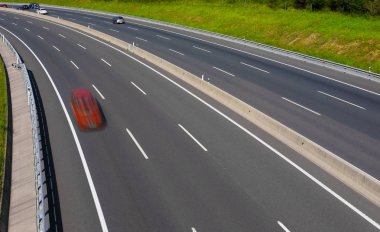 Otoban yol araba kırmızı ve hareket bulanıklığı