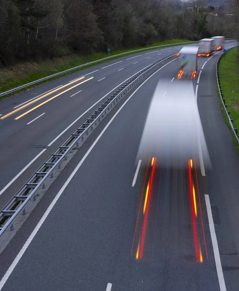 Vitesse Des Camions Flous Mouvement Avec Des Lumières Incandescentes Sur — Photo