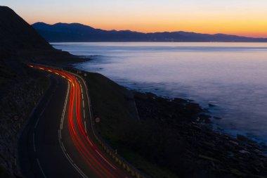 Kırmızı ışık yollar deniz gökyüzü günbatımı, Zumaia, Bask Ülkesi sırasında karşı yolda