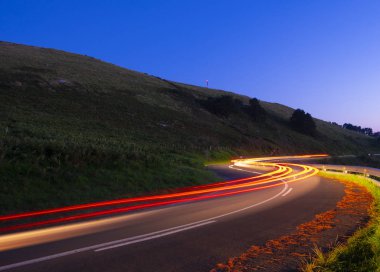 Araba ışıklar gece yolda, Bask Ülkesi çalıştıran