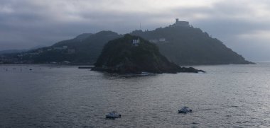 Şehir San Sebastian, Cantabria Denizi sularının La Concha koyda