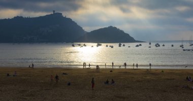 San Sebastian, İspanya - 18 Ağustos 2018: La Concha Beach içinde şehir San Sebastian, İspanya banyo insanlar