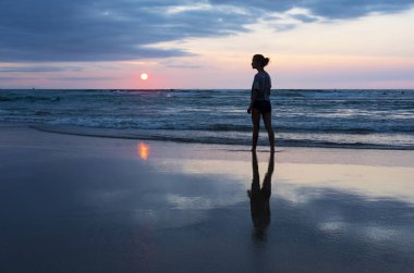 Kız sahilde güneşin deniz, şehir San Sebastian, Bask Ülkesi ile suda