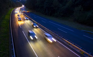 Trafik araba ışıkları görünümünü gece meşgul karayolu üzerinde.