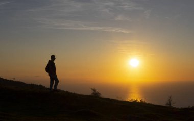 güneşin arka planda ile uzun yürüyüşe çıkan kimse içinde belgili tanımlık backlight dağ alanına göre