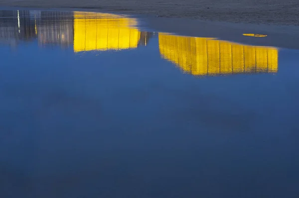 San Sebastian Španělsko Září 2018 Hlediště Odráží Vodě Pláži Kde — Stock fotografie