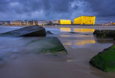 San Sebastian, İspanya - 5 Eylül 2018: Palacio de Congresos-Auditorio Kursaal, ve San Sebastian film Festivali'nde evi.