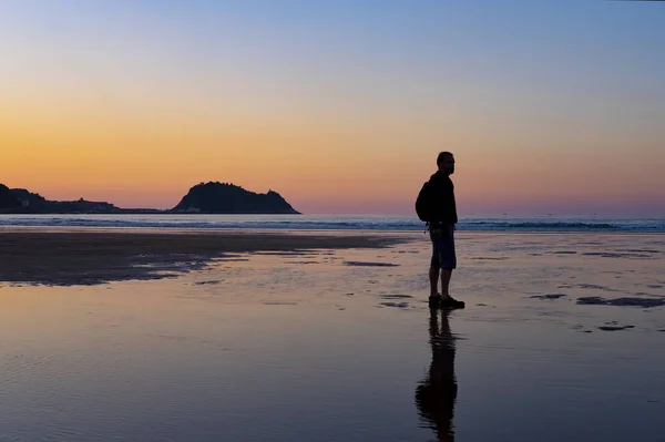 扎鲁亚斯海滩上的人在日落与戈塔瑞岛的背景 — 图库照片