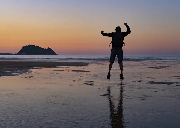 Hombre Playa Zarautz Atardecer Con Isla Getaria Fondo — Foto de Stock