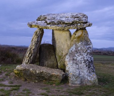 Alava içinde Sorginetxe dolmen üzerinde Bask Ülkesi alacakaranlıkta