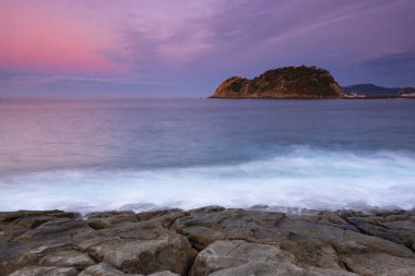 Bask Ülkesi gece olduğunda, arka planda Getaria buzlu ihlal dalgalar