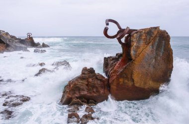 Rüzgar (Peine del Viento), deniz, sahil San Sebastian şehri yanında tarak heykeli