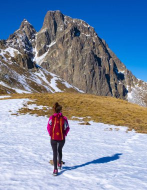 Kız için MIDI d'Ossau Fransızca Pyrenees içinde yürüyüş.