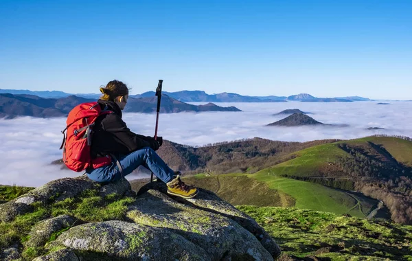 成功した女性バックパッカーは山のピーク Aiako Harriak バスクの景色を楽しむ — ストック写真