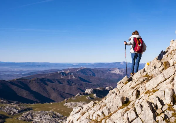 Mujer Viajera Con Mochila Senderismo Las Montañas Montañismo Deporte Estilo — Foto de Stock