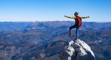 Mutlu kutluyor kazanan başarılı kadın dağ tepe zirve hedefi seyahat trek hiking sırasında ulaşmış kaldırdı kollarını.
