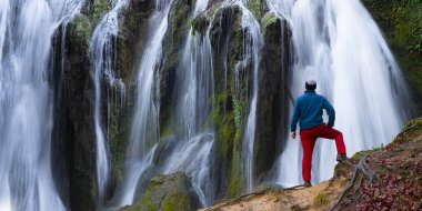 Tek adam şelale ayakta.