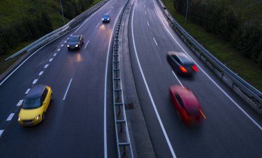 Araba ışıklar gece şehirde yolda