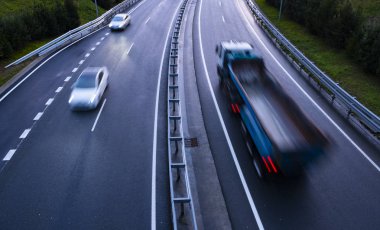 Bir otoban, hareket bulanıklığı, kamyonlara yollar ışık. Gece ya da atış yapıyor ulaşım ve lojistik bir karayolu üzerinde kamyon akşam.
