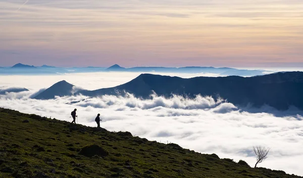 Wanderer Stehen Auf Dem Berg Artueta Morgensonnenaufgang Vor Dem Wolkenmeer — Stockfoto