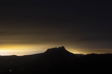 Gece içinde doğal park, Aiako Harriak arkasında, Bask Ülkesi ışınlarının ışıma ile