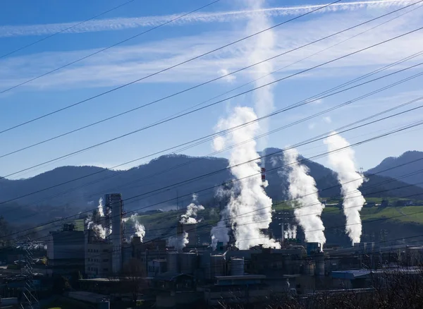 Smokestack Fábrica Com Linhas Alta Tensão Poluição Industrial País Basco — Fotografia de Stock