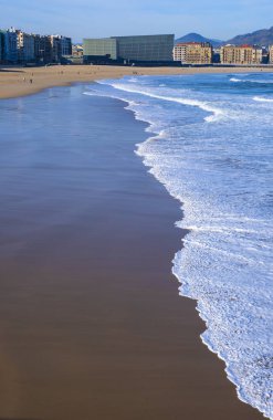 San Sebastian, İspanya - 17 Mart 2019: San Sebastian şehrindeki Zurriola Plajı ve Kursaal Oditoryum (Donostia)