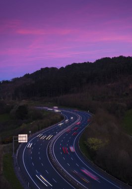 gece yolda araba ışıkları şehre gidiyor