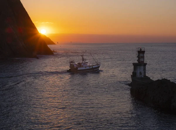 Bootsfahrt Bei Sonnenuntergang Mit Bergen Baskenland — Stockfoto