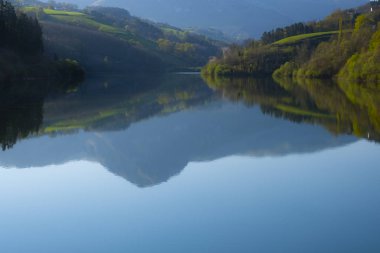 sabah ışığında dağ göl, Txindoki, Euskadi sakin sularda yansıyan