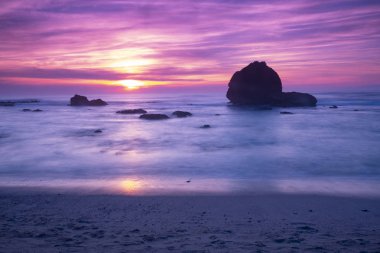 biarritz fransa sahilde gün batımı ve dalgalar