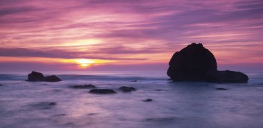 biarritz fransa sahilde gün batımı ve dalgalar