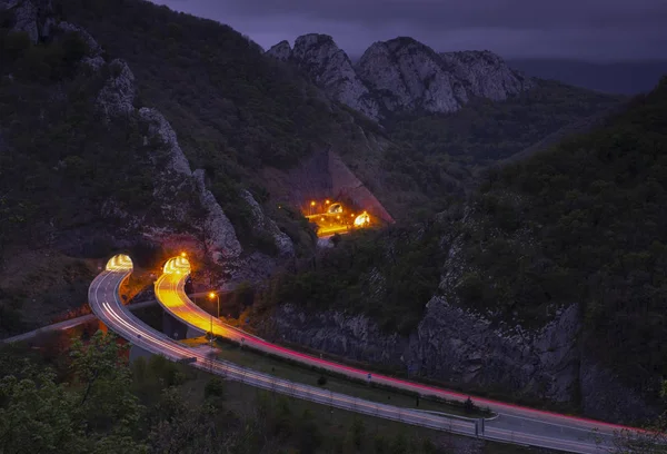 Luzes Carro Entre Montanhas Estão Dirigindo Grande Velocidade Para Cidade — Fotografia de Stock