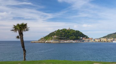 San Sebastian şehrinde La Concha koyunda güneş ve plaj, İspanya