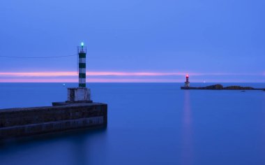 liman girişinde ışıklar, gün batımında deniz ve mavi gökyüzü, Pasaia, İspanya