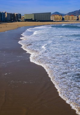 San Sebastian, İspanya - 17 Mart 2019: San Sebastian şehrindeki Zurriola Plajı ve Kursaal Oditoryum (Donostia)