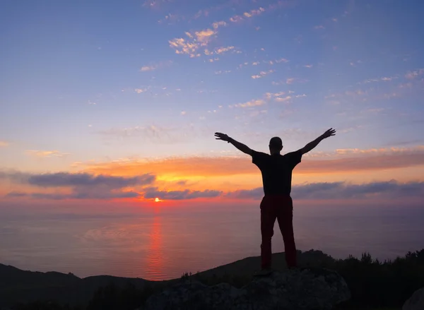 Hombre Haciendo Deporte Con Los Brazos Levantados Delante Del Cielo — Foto de Stock