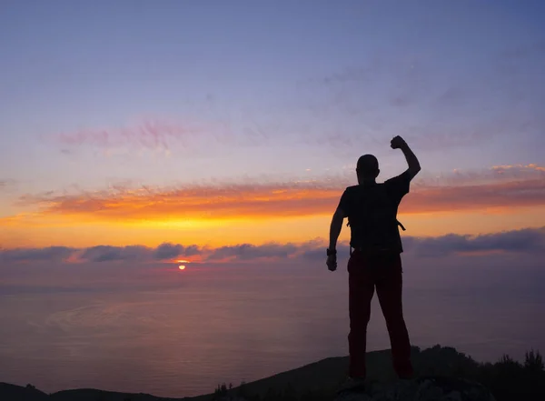 Hombre Montaña Atardecer Celebrando Éxito Llegar Cima Euskadi España — Foto de Stock